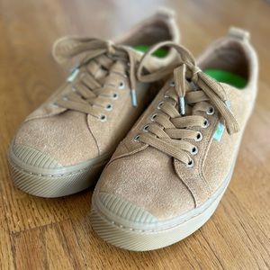 Cariuma OCA Low sneaker - camel suede - close to new